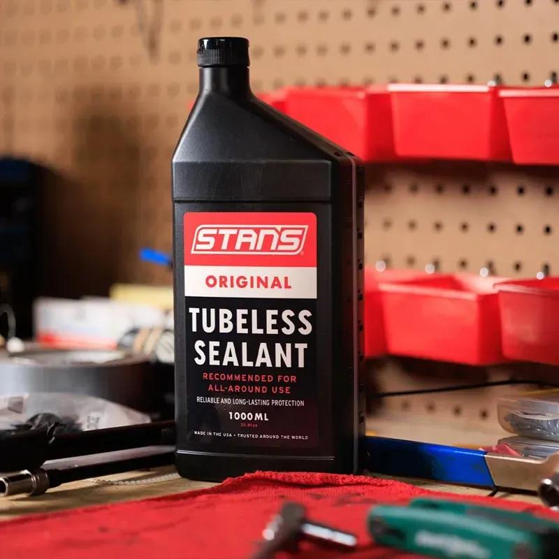Stans NoTubes 946ml Race Tyre Sealant in Black/Red-3