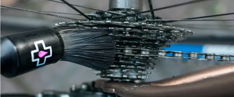 Muc-Off Drivetrain Detailing Brush Triangular All-Purpose-1